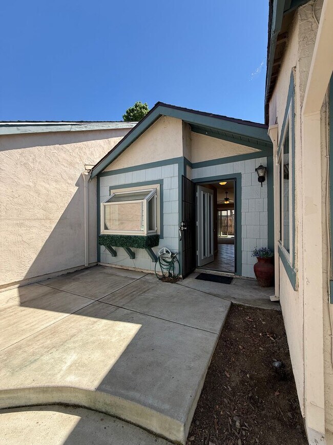 Building Photo - Charming Single-Level Townhome in Cape Concord
