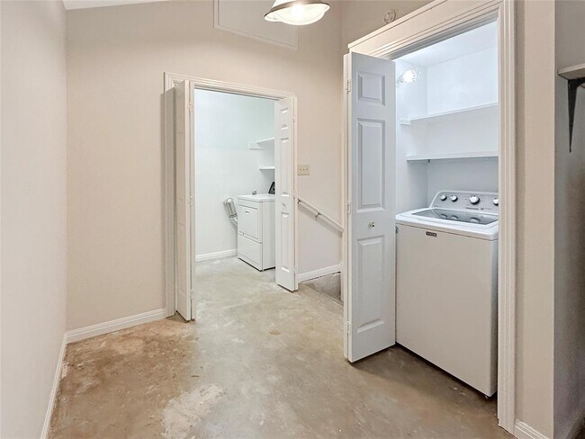 Building Photo - 4207 Wilshire Pkwy
