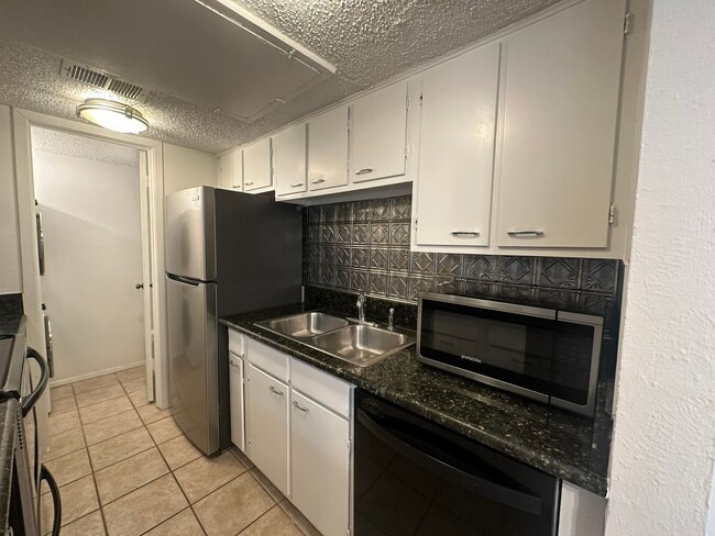 Building Photo - Charming 2-Bed Unit in Dallas! Community p...