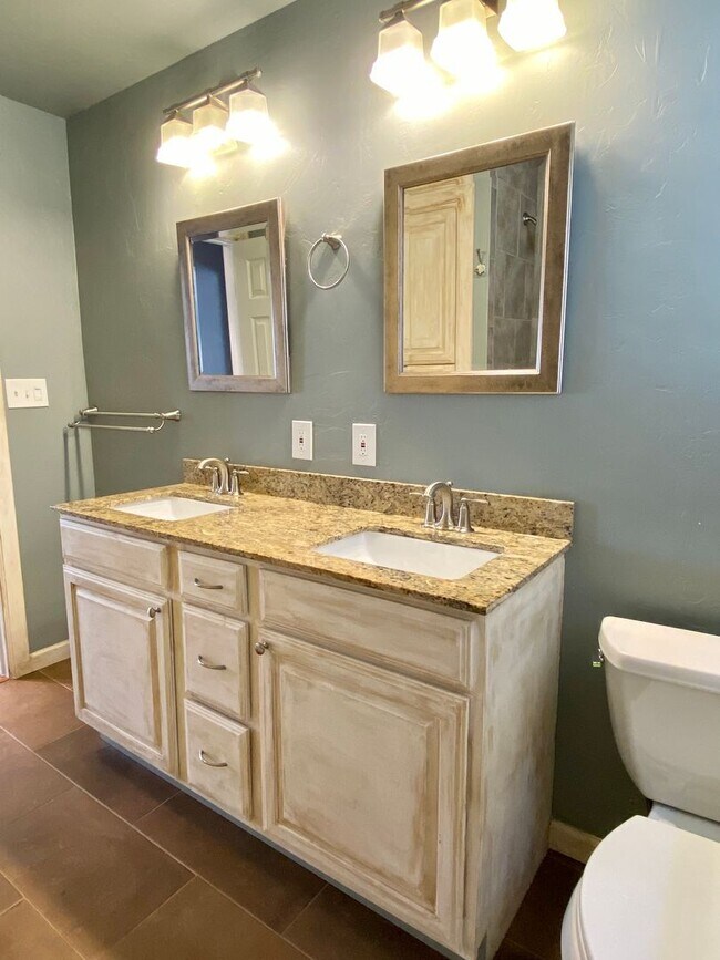 Building Photo - 3 Bed 1 bath with Huge Backyard!!