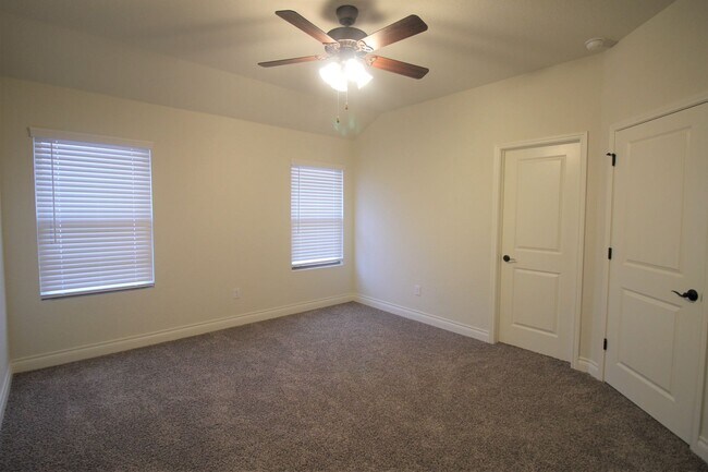 Building Photo - 3/2.5/1.5 Duplex /Easy access to I-35 / Fridge, Washer, Dryer / Fenced in yard / NBISD