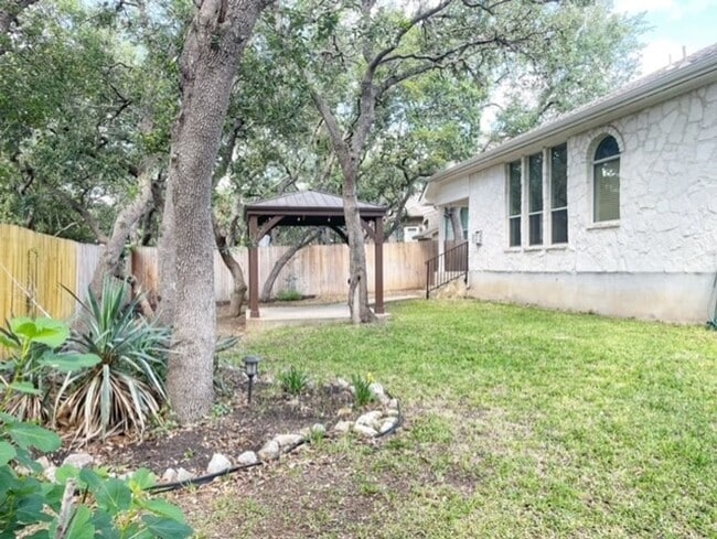 Building Photo - Fall in love with this Absolutely Beautiful 1 Story home in The Heights Of Stone Oak