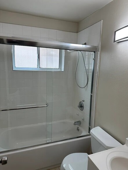 Building Photo - 1405 Oak Grove Ave