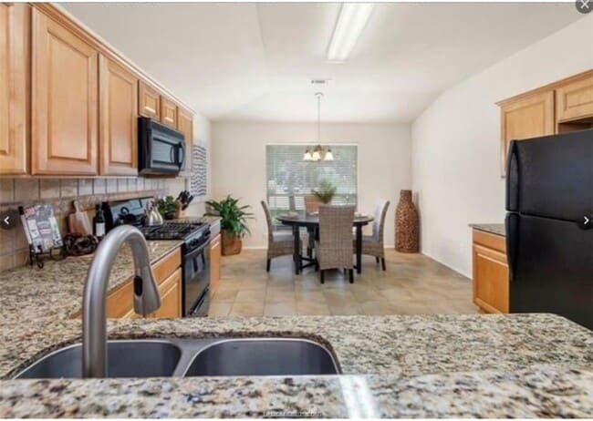 Building Photo - 912 Whitewing Ln