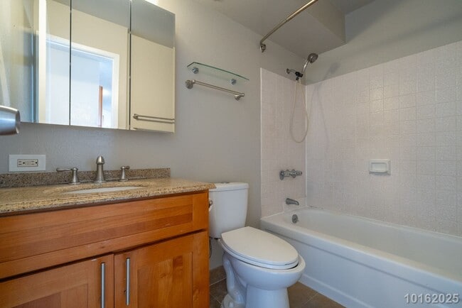 Building Photo - 2 Bed 2 Bath 2 Parking IN PEARL CITY
