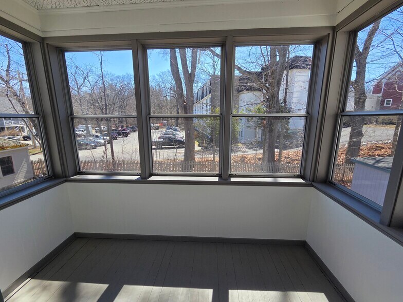 Building Photo - 12 Maple St