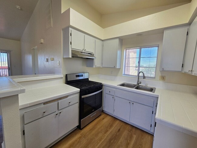 Building Photo - Upstairs/ Spacious/ 2 bedrooms / 2 bathrooms