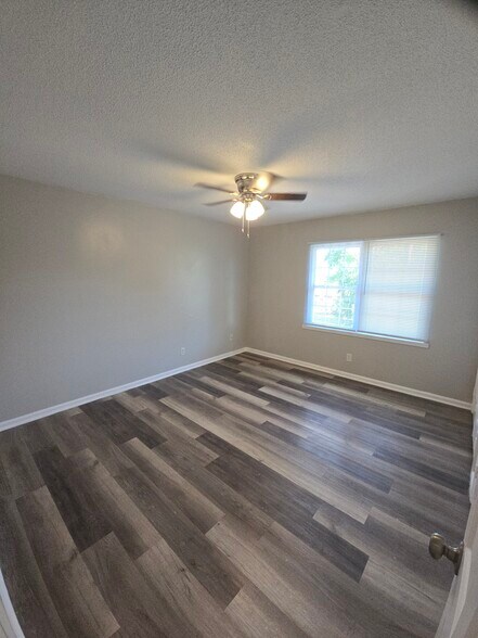 Building Photo - 1307 W Meadowview Rd