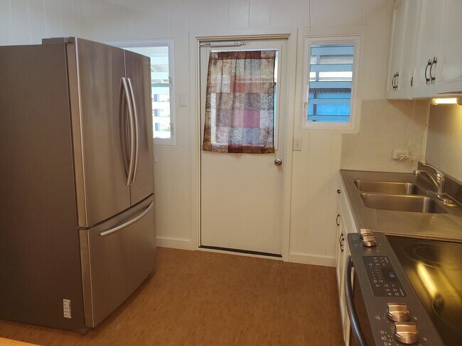 Building Photo - Spacious 2-bedroom, 1-bathroom unit with 1 covered parking stall!
