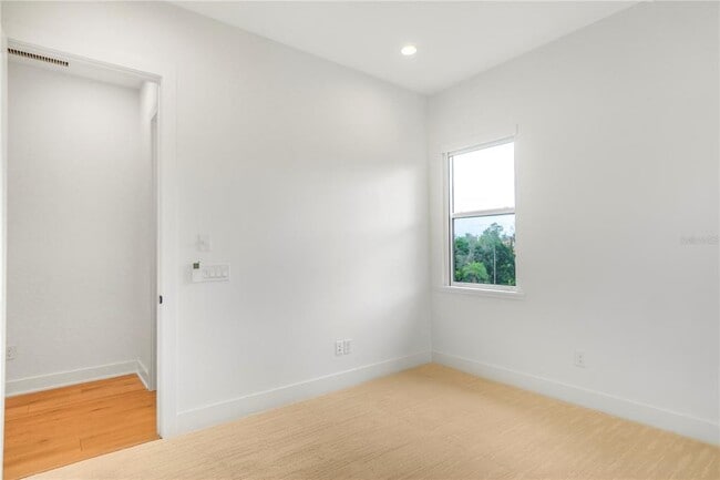 Building Photo - 15023 Pendio Dr