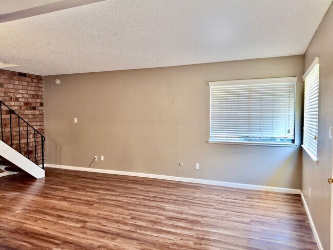Building Photo - LUXURY AUBURN GREENS TOWNHOUSE UNIT w/GARAGE