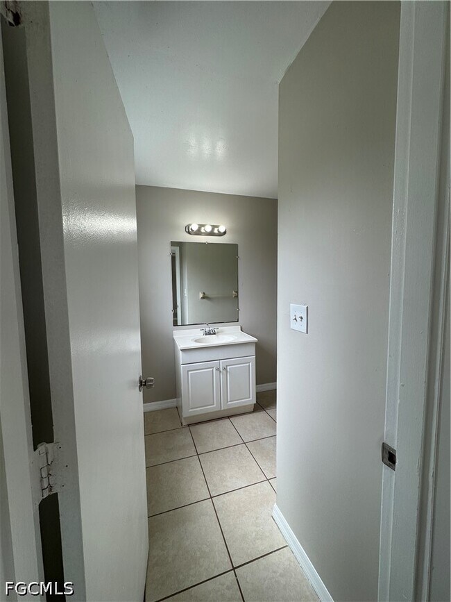 Building Photo - 1112 Gifford Ave S