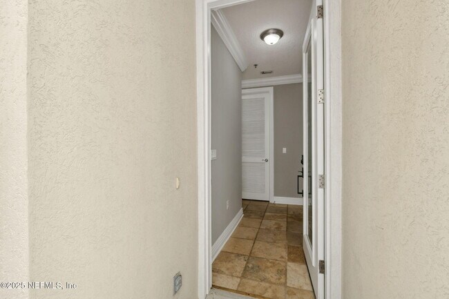 Building Photo - 137 3rd St S