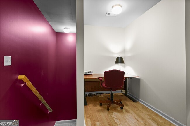 Building Photo - 423 Royal Cres Ln E