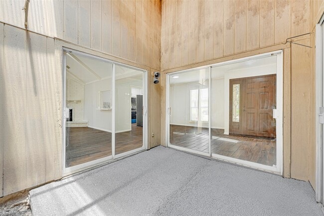 Building Photo - 2803 Camelot Ln