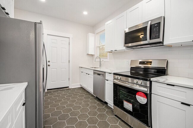 Building Photo - Lower Unit - Newly Constructed - 2 bed/2 bath - Must See!