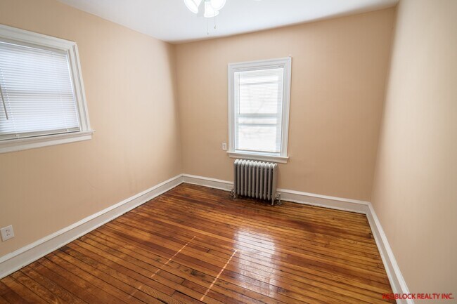 Building Photo - ???UPDATED, HUGE 4 BEDROOM AND 2 BATH HOME...