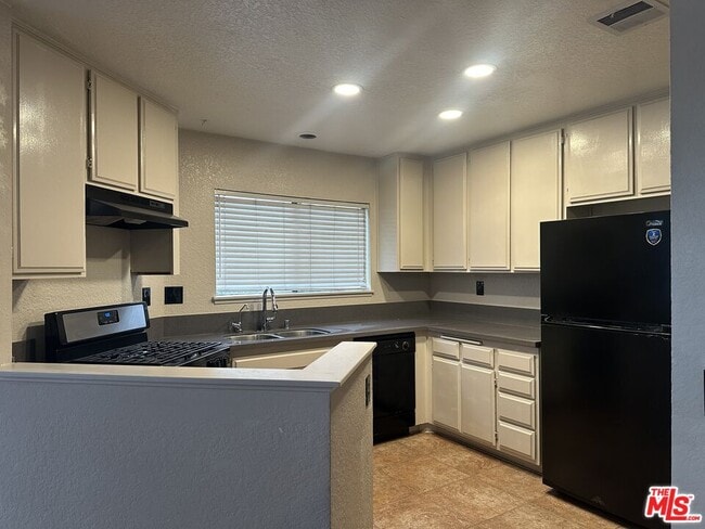 Building Photo - 77 Willowcrest Ln