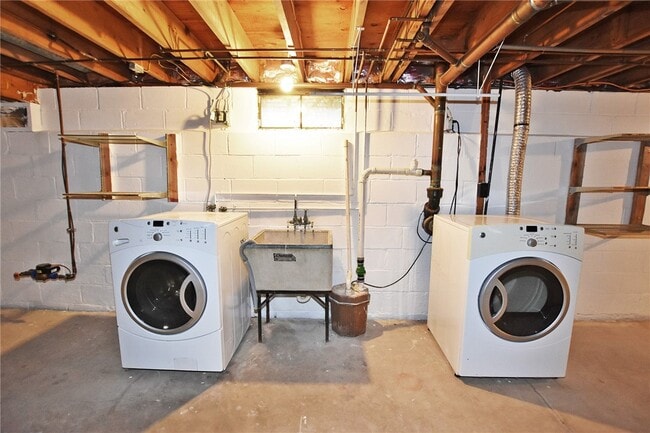 Building Photo - 300 Howland Ave