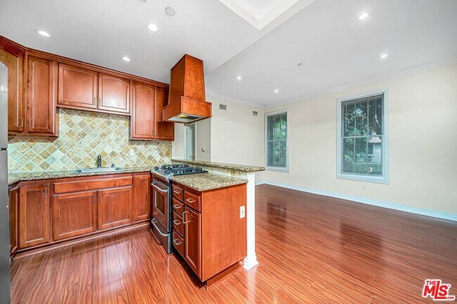 Primary Photo - 1236 Flores St