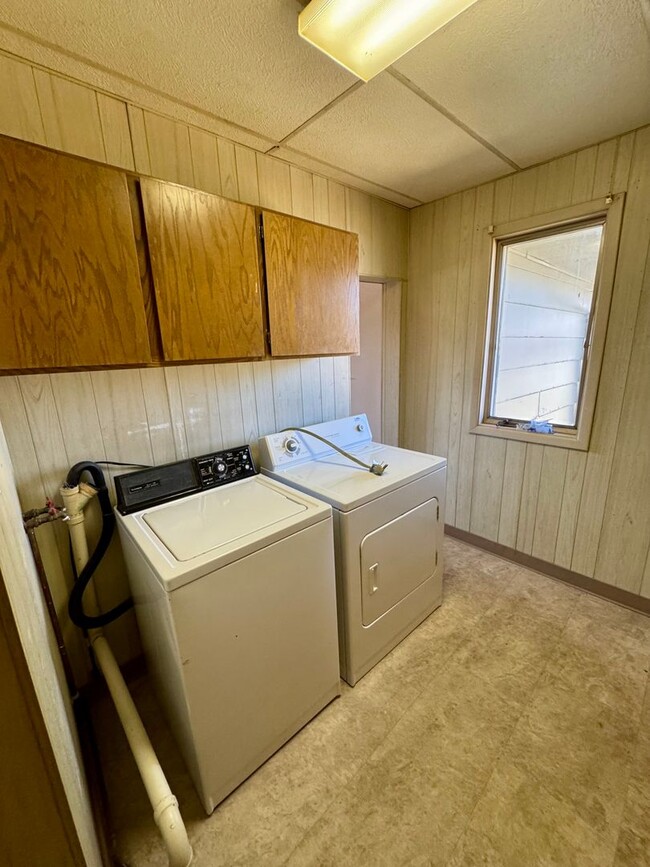 Building Photo - 1 Bed 1 Bath Located in the Flats