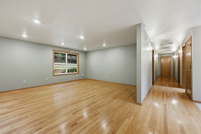 Building Photo - Move in ready! 3 bed, den, 2 bath rambler on 4.62 acres with pasture in Tumwater School District.