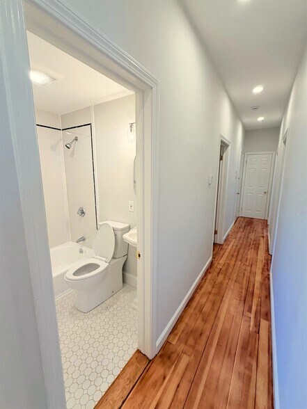 Building Photo - 172 Putnam Ave