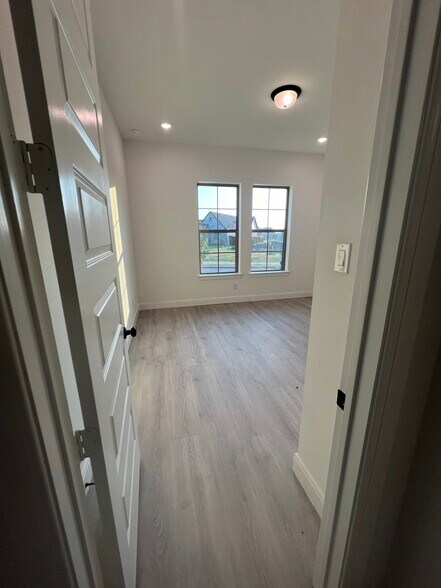 Building Photo - 13961 Longvalley Dr