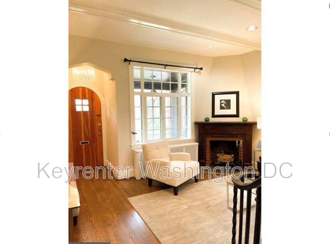 Building Photo - 242 Emerson St NW