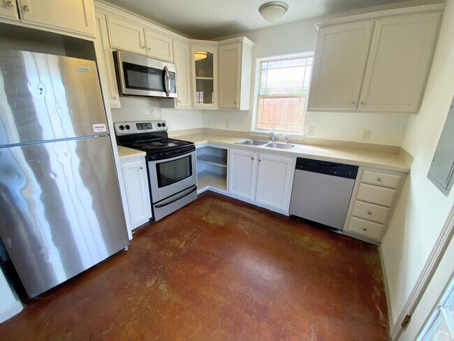 Building Photo - 2-Bed, 2.5-Bath Townhouse Near McNeese State University!!