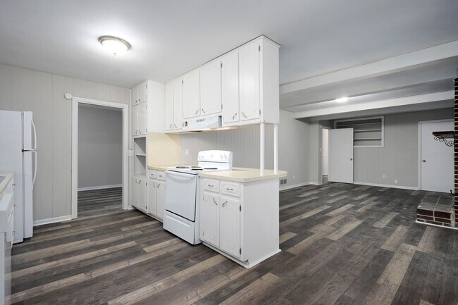 Building Photo - Newly renovated, spacious and versatile ho...