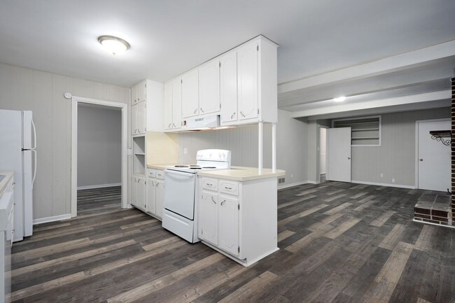 Building Photo - Newly renovated, spacious and versatile house waiting to be a home!