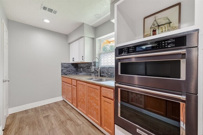 Building Photo - 19818 Packwood Dr