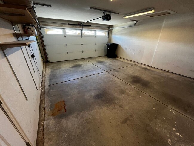 Building Photo - Cozy Private Pet Friendly Home!!