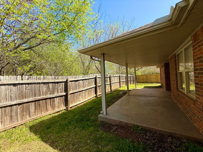 Building Photo - Beautiful home located by Heart Hospital o...