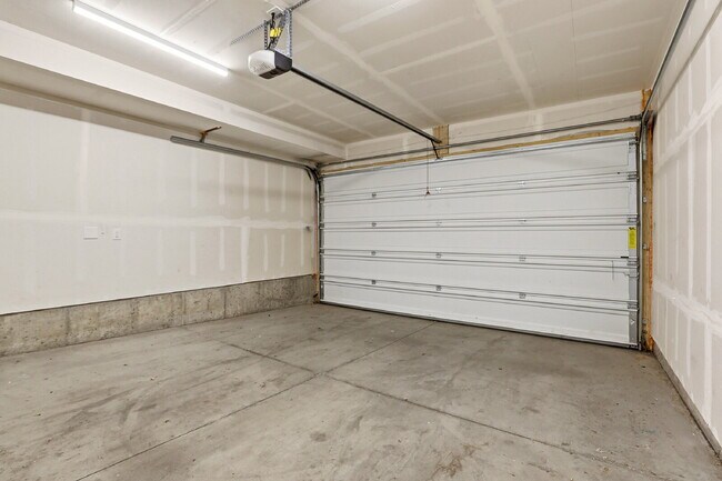 Building Photo - $2,745.95, 2-bed, 2.5 bath, located in Denver with a Rooftop Patio