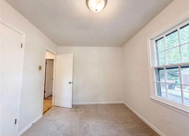 Building Photo - 4708 Chaucer Dr