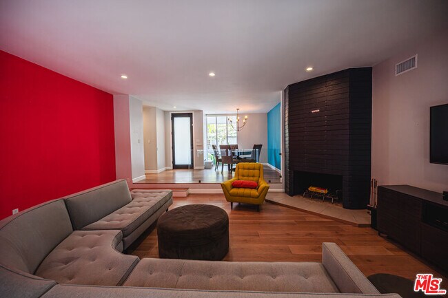 Building Photo - 3116 Beachwood Dr