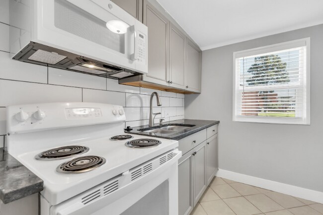 Building Photo - 825 12th St