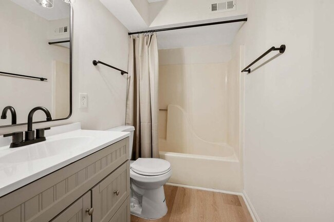 Building Photo - Fully Renovated Condo in Heart of Raleigh near Rex Hospital & NC State University