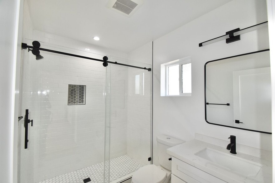 Building Photo - 11645 Moorpark St