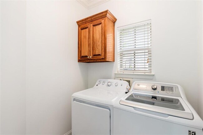 Building Photo - 1060 Linlen Ave