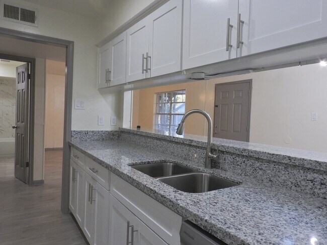 Building Photo - 408 E Coombs St