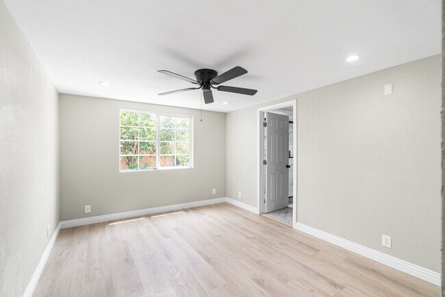 Building Photo - RECENTLY REMODELED, BRIGHT & AIRY 3BR2BA HOUSE ON SPACIOUS CORNER LOT W/ LARGE WRAP AROUND YARD &...