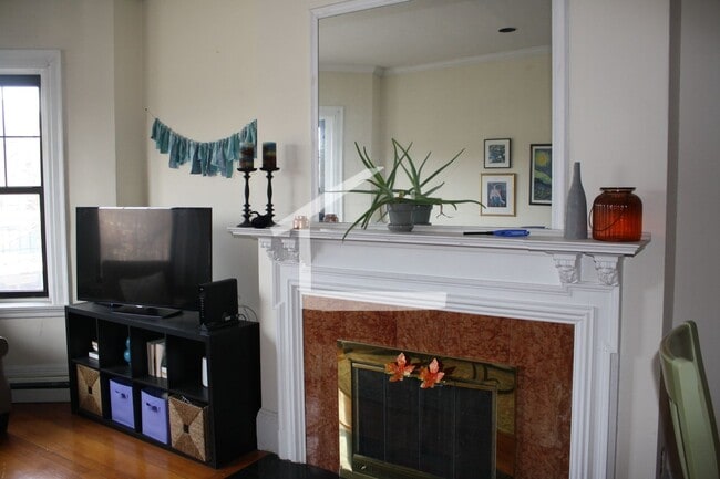 Building Photo - Washington Sq. Location. 3 Full Bathrooms, Porch, Central Heat/AC