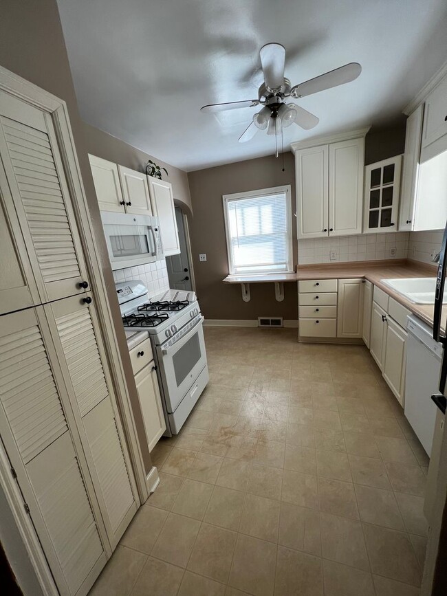 Building Photo - 2 bedroom home with bonus room in Davenport