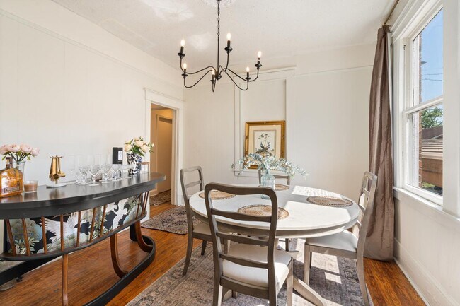 Building Photo - Charming 3 Bedroom Home Near Downtown Savannah with Flex Room & Fenced Yard