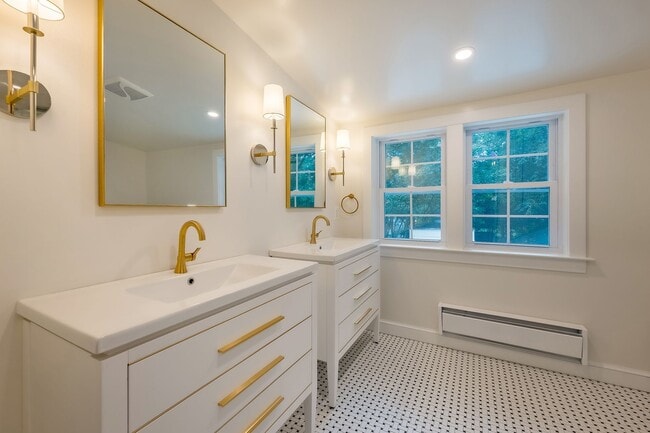 Building Photo - Classic Chevy Chase Charm in NW DC Availab...