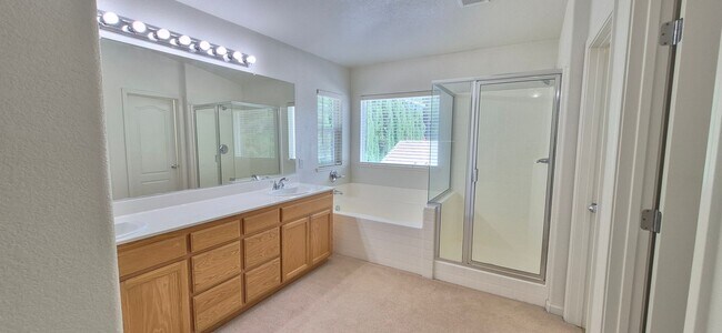 Building Photo - 2080 Mariposa Dr
