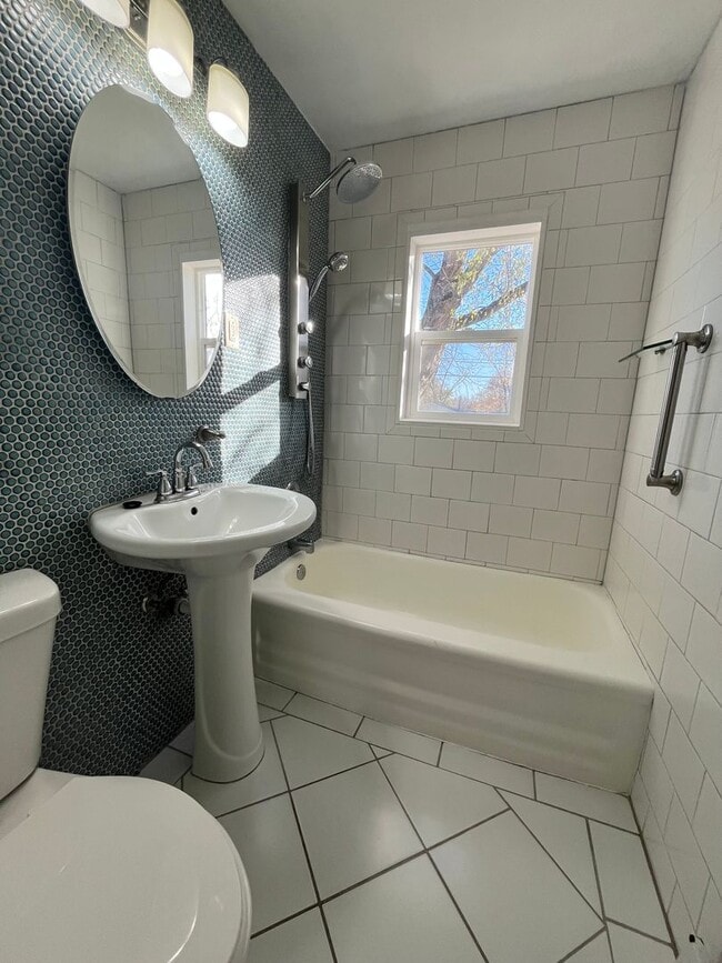 Building Photo - Spacious 2 Bed/2 Bath with Fenced in Yard!